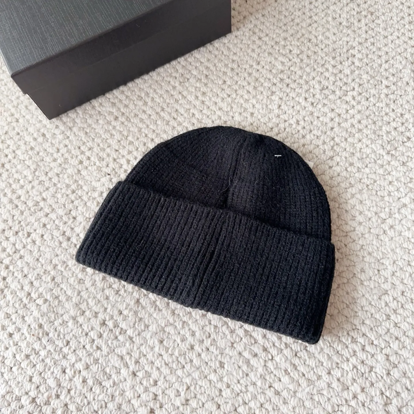 💰60 Crow Heart Autumn and Winter Wool Knitted Beanie This must be a favorite of minimalism. It is clean, neat, fashionable and versatile, and will definitely not be picky about your face shape! A fashionable classic that lasts forever! Fashionable black and white can be purchased together!